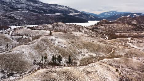 Un-Viaje-Aéreo-A-Través-Del-Paisaje-Invernal-De-Kamloops-En-El-Semidesierto-De-Columbia-Británica