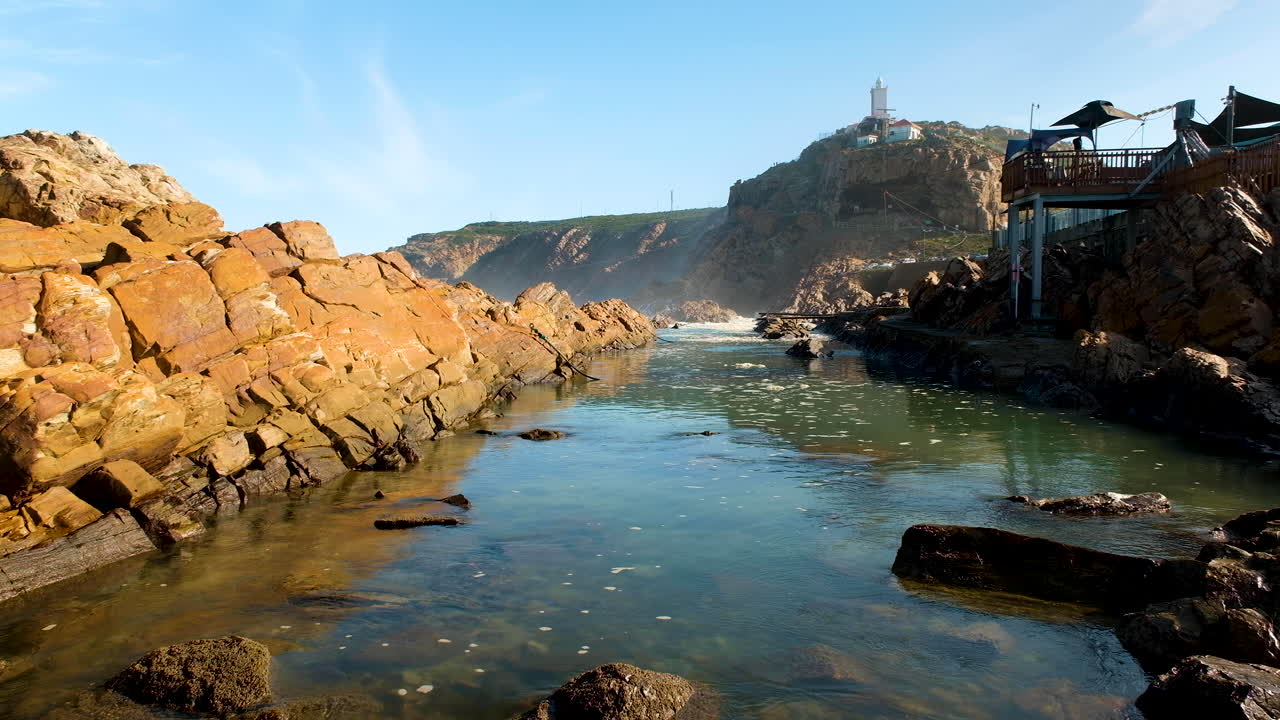 mossel bay에서 수영하기 위한 인기 있는 천연 조수 풀, die poort