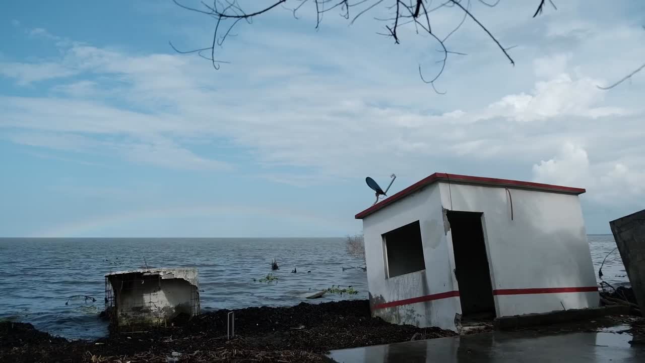 Casa colpita dall'innalzamento del livello dell'oceano a causa del cambiamento climatico.