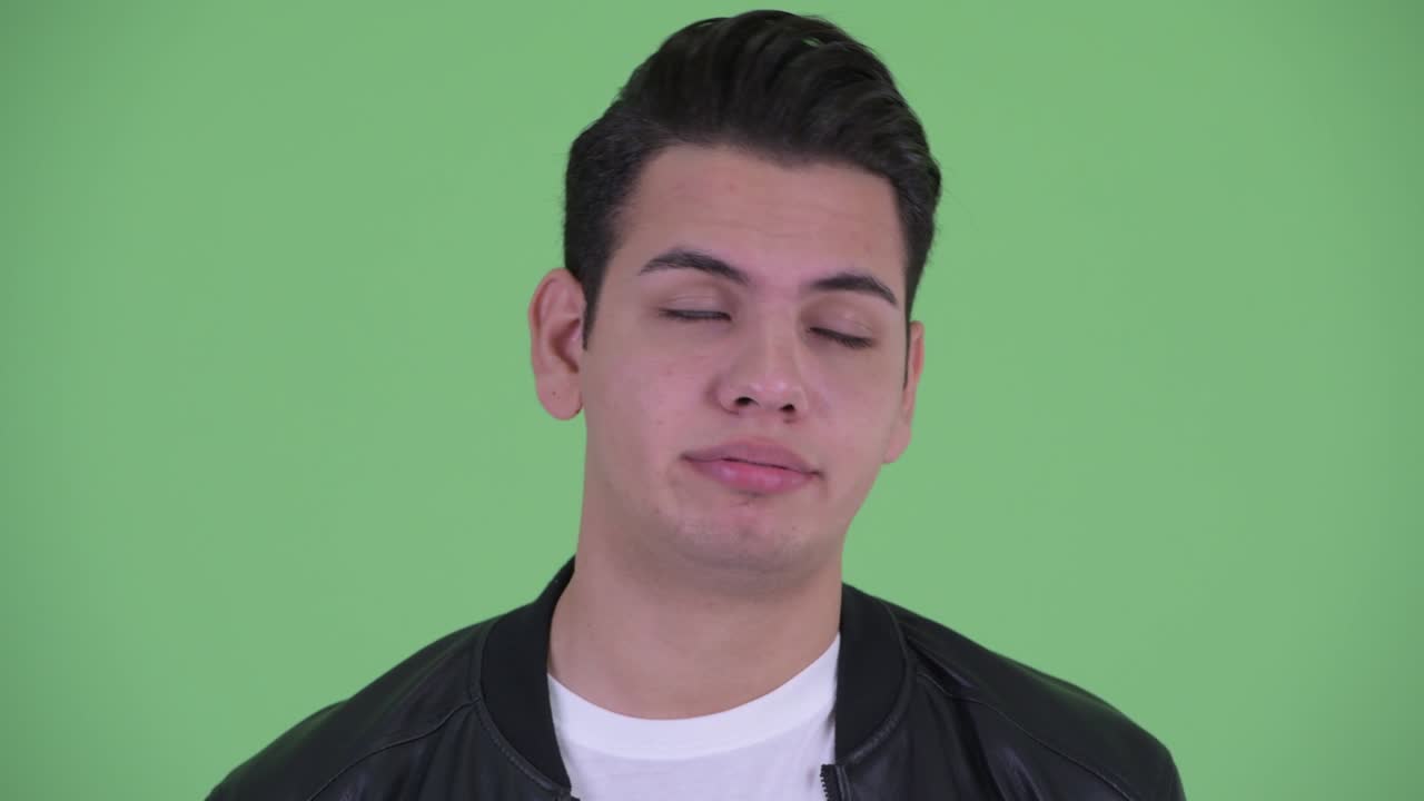 가죽 재을 입은 젊은 잘생긴 다민족 남자