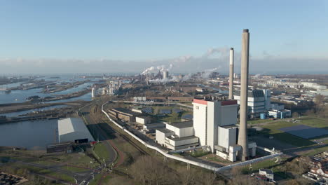 Plumín-Abajo-De-La-Zona-Industrial-Contaminante