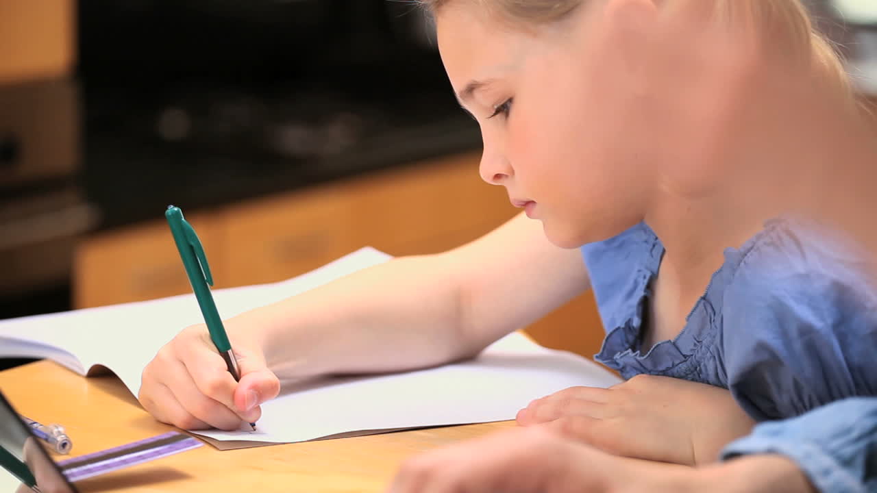 una niña escribiendo en un cuaderno