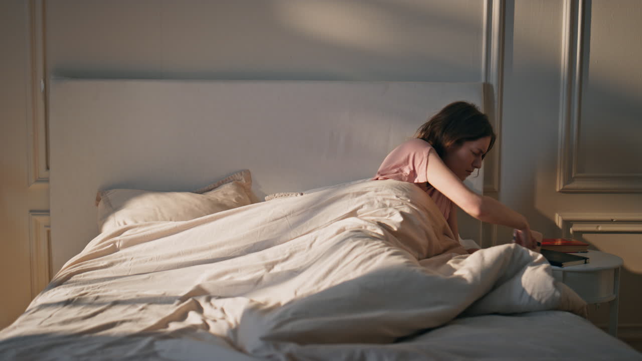 잠든 소녀가 드폰을 확인하고 있다. 아침에 미스콜이 난다. 잠들어 있는 여성이 대답한다.