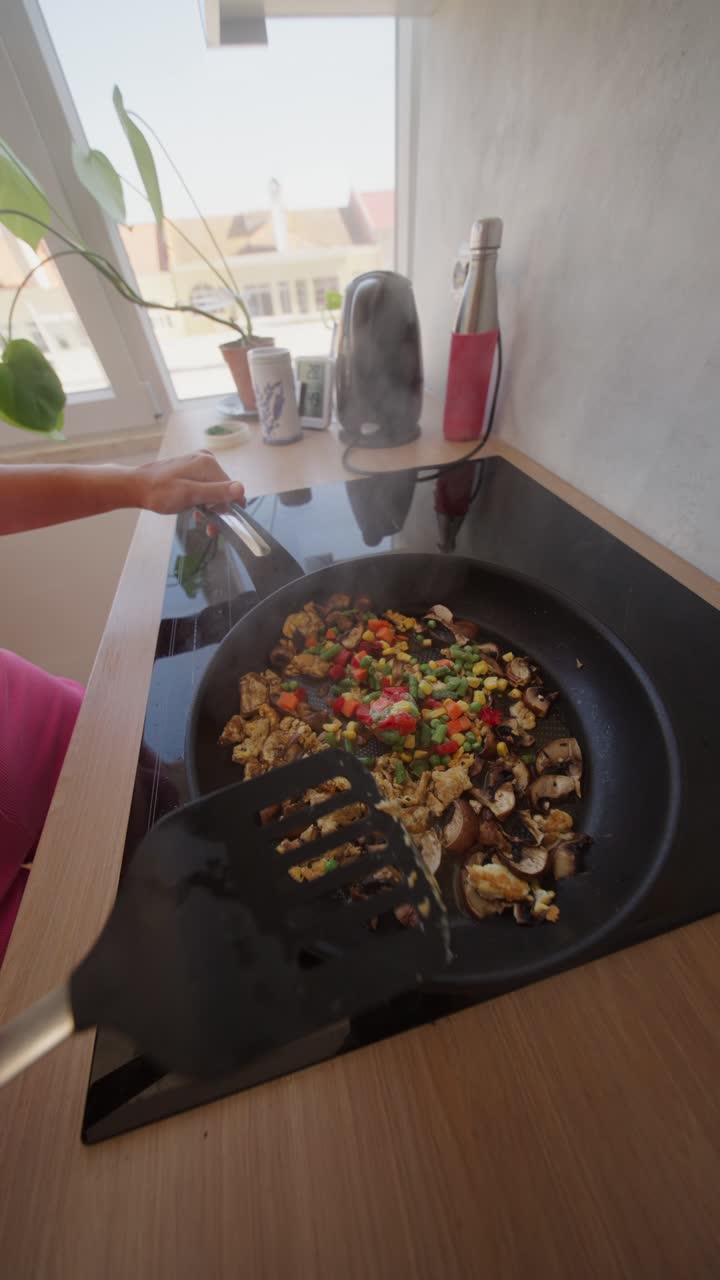 freír verduras en una sartén