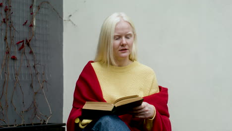 mujer leyendo un libro