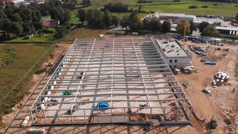 la construcción de una sala con un esqueleto de hormigón en los cimientos está en marcha