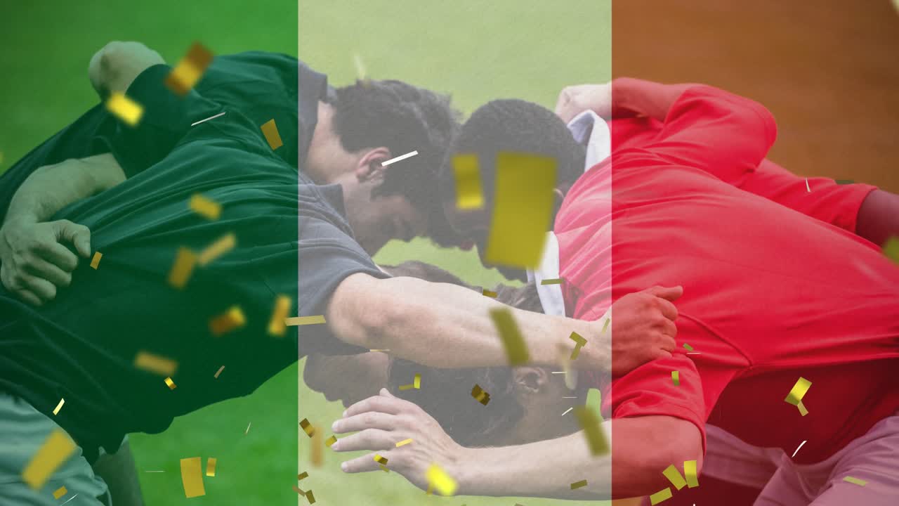 animación de la bandera de italia y confeti sobre varios jugadores de rugby masculinos que juegan en el estadio