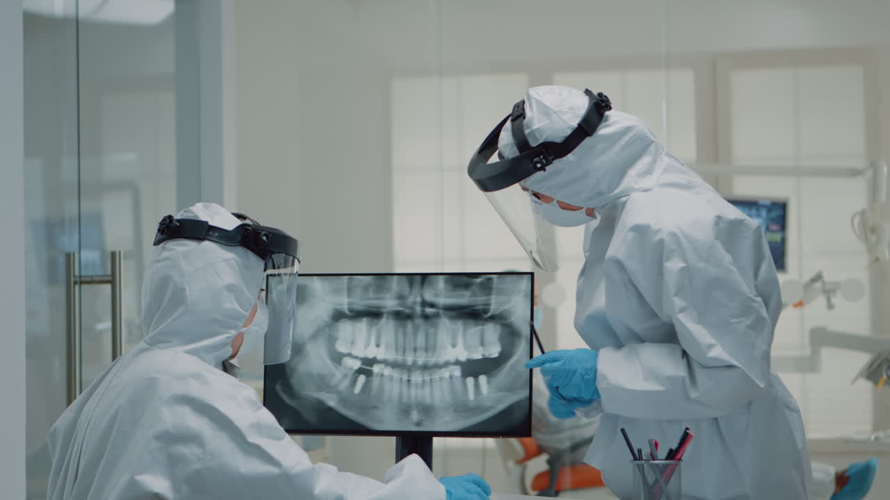 estomatólogo profesional mirando la animación de los dientes en la pantalla