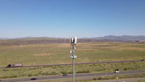 drone dando vueltas alrededor de la torre celular en el punto de puesta del sol en arizona