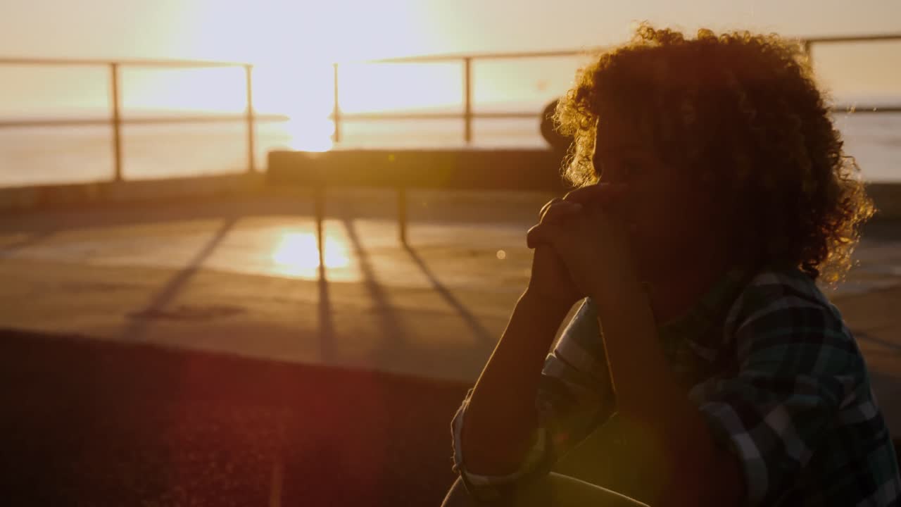 niño sentado en el suelo al atardecer