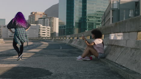 Mujer-Bailando-Joven-Bailarina-Callejera-Con-Cabello-Morado-Realizando-Movimientos-Contemporáneos-Amigos-Viendo-Tomar-Video-Usando-Un-Teléfono-Inteligente-Disfrutando-Del-Baile-Urbano-De-Estilo-Libre