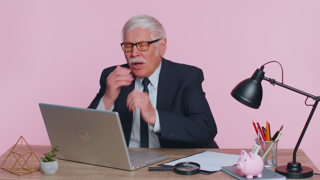 지친 졸음 과로 고위 사업가 잠들어 노트북과 함께 사무실 책상에 앉아