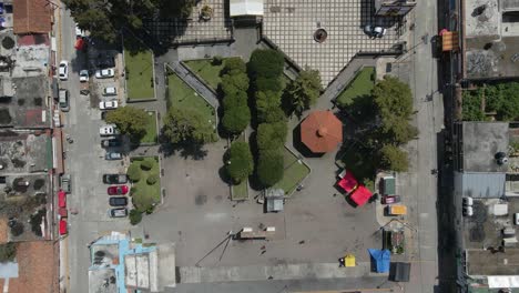Drohne-Fliegt-Von-Oben-Nach-Unten-über-Das-Christliche-Heiligtum-In-Jalisco-Mit-Einigen-Grünflächen-Und-Menschen,-Die-Das-Leben-Genießen