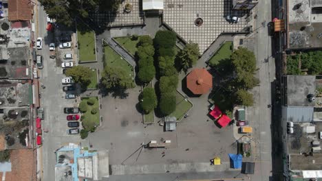 drone volando de arriba hacia abajo sobre el santuario cristiano en jalisco con algunas áreas verdes y gente disfrutando de la vida