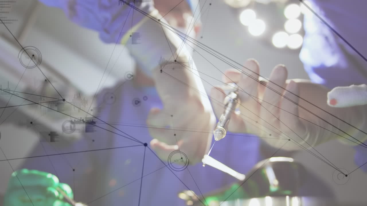 수술실에서 외과 의사들에 대한 연결 네트워크와 데이터 처리의 애니메이션