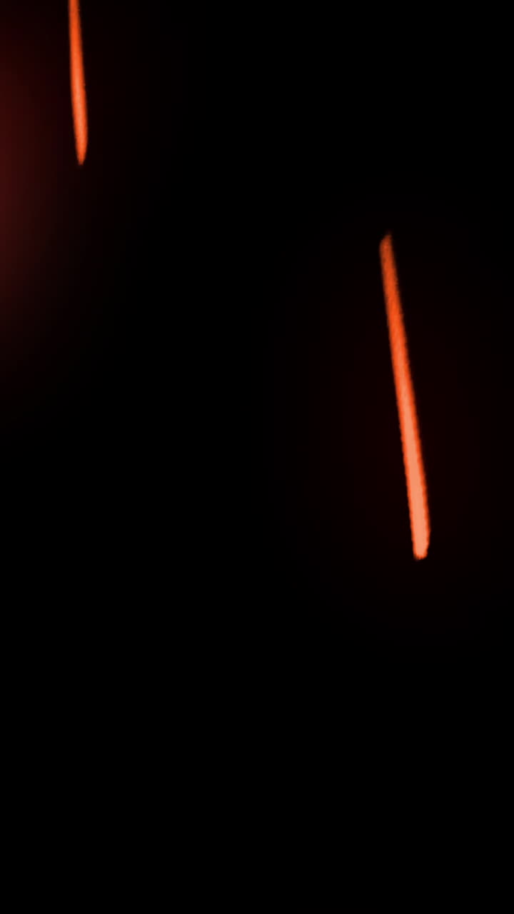 Perdite di luce astratte rosse e arancioni su sfondo scuro