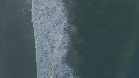 Tomas-Aéreas-De-Olas-Rompiendo-En-Una-Brumosa-Mañana-De-Verano-En-Malibu,-California