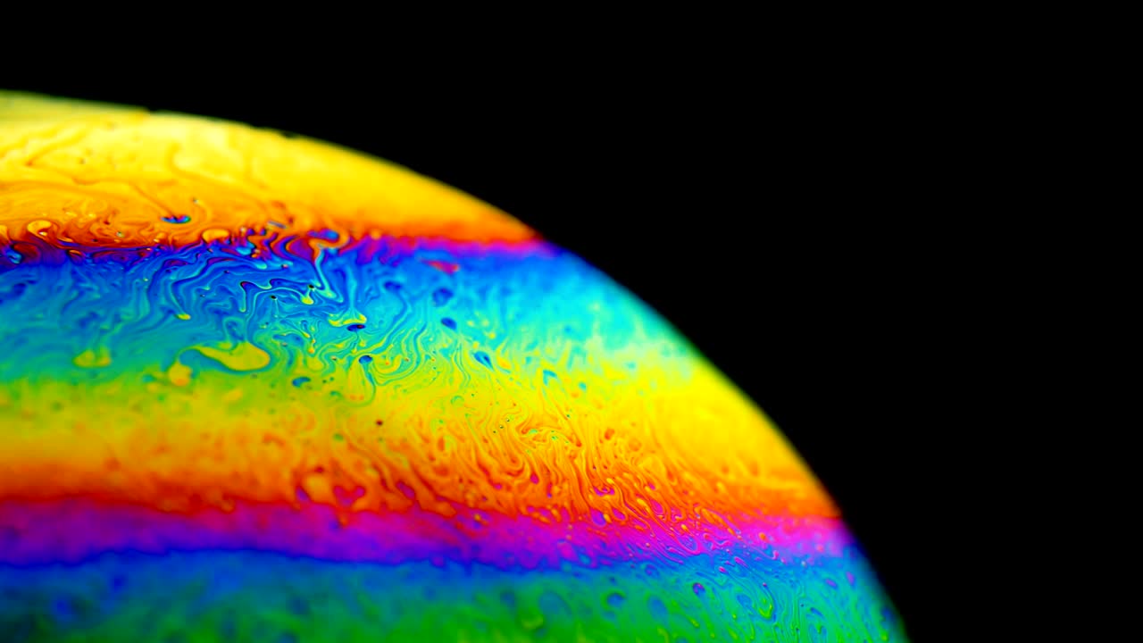 비누 거품은 회전과 파도가 있는 다채롭고 사이키델릭한 무지개 색을 만니다.