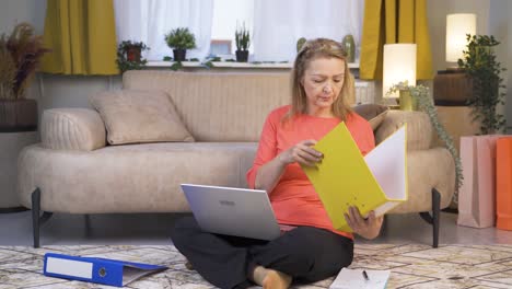 Frau,-Die-Am-Laptop-Arbeitet,-Wirft-Wütend-Mit-Dateien.