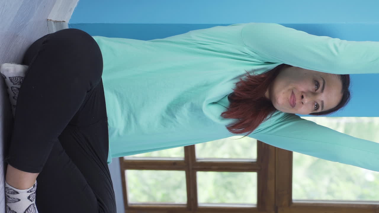 vídeo vertical de una mujer motivada. aumentar la motivación.