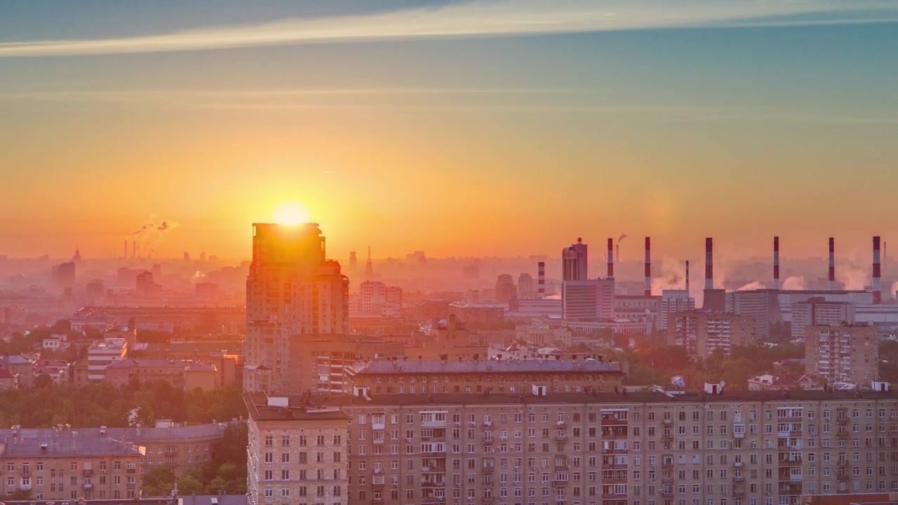 Edifícios residenciais na avenida Leninskiy, arranha-céus de Stalin, chaminés fumegantes e panorama da cidade ao nascer do sol timelapse em Moscou, Rússia. Névoa matinal e céu colorido. Vista aérea de um telhado
