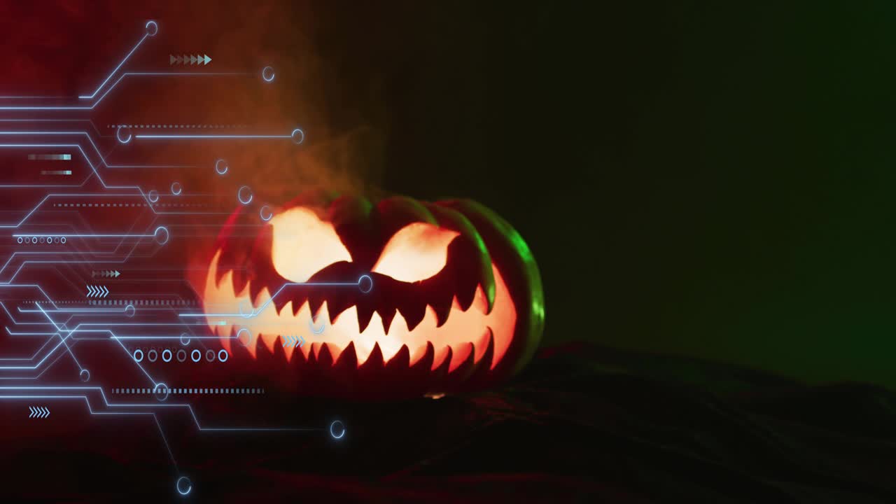 Bagliore arancione pulsante da jack-o'-lantern, circuito di avviamento sovrapposto e fumo che sale per la visualizzazione dei dati.