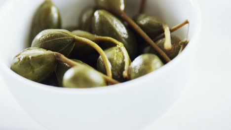 Aceitunas-Verdes-Con-Tallo-En-Un-Bol