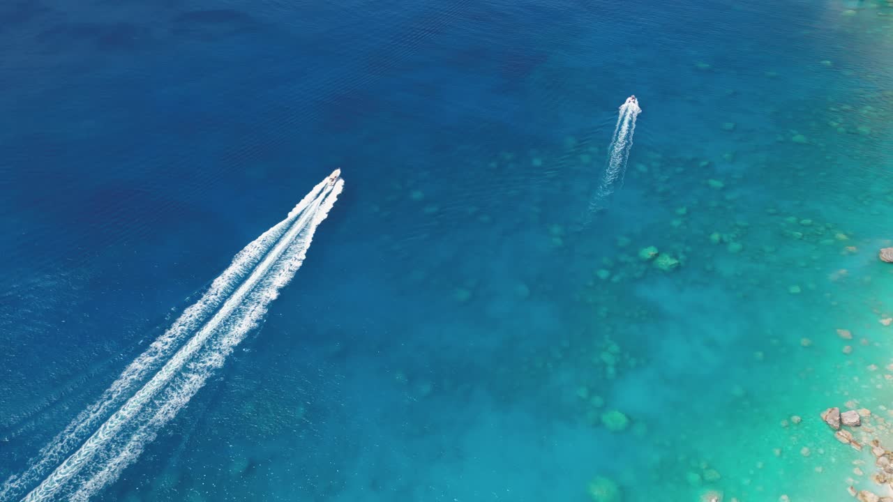 barcos contra el telón de fondo del mar azul desde la vista de un pájaro cerca de la roca de mizithres en el mar jónico