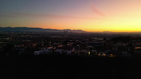 Paisaje-Urbano-Al-Atardecer-Aéreo-Sobre-El-Punto-De-Vista-Del-Horizonte-De-La-Ciudad-De-Los-Ángeles,-California