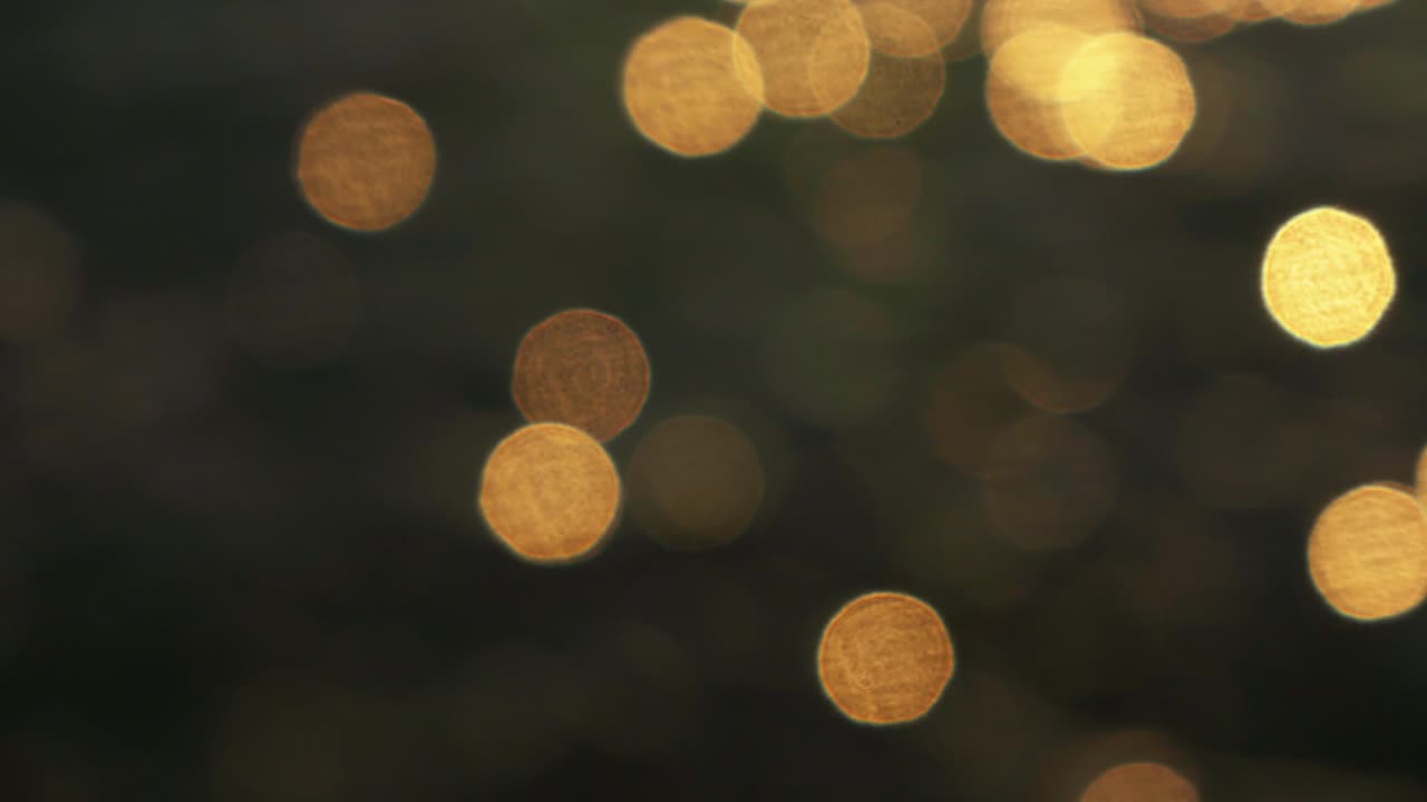 el sol de la mañana se refleja en la superficie del mar, fuera de enfoque imágenes que crean bonitas bolas de bokeh amarillas, fondo natural abstracto