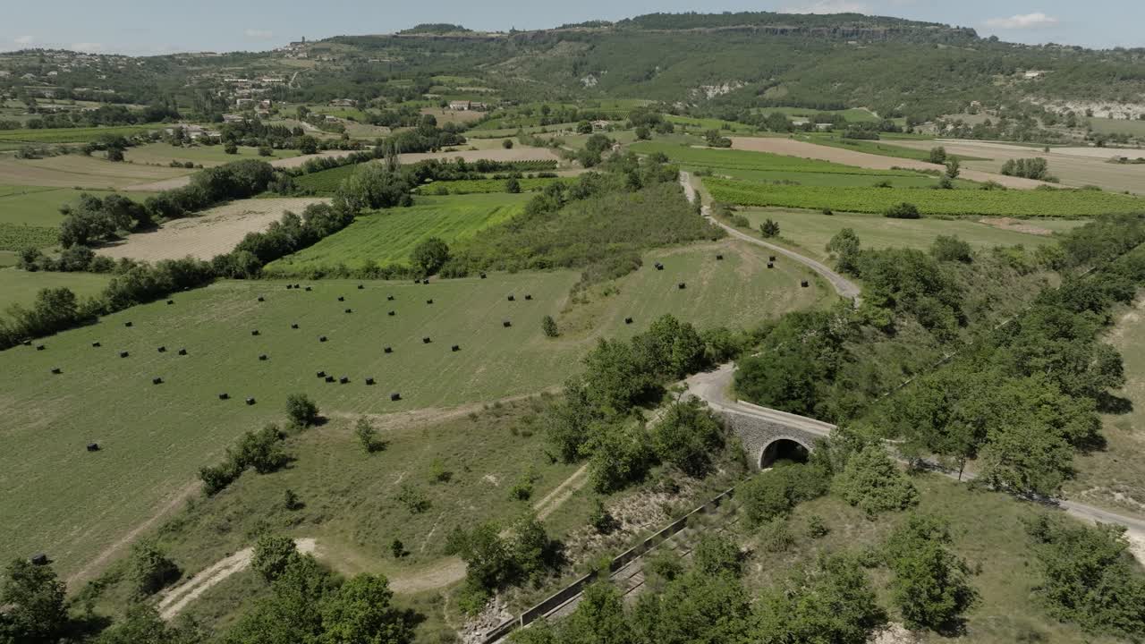 francia oriental campo ardeche verano vieja línea de ferrocarril paisaje aéreo