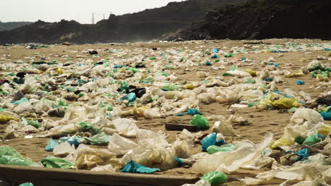 playa de arena cubierta de residuos en la costa de vietnam, vista panorámica izquierda