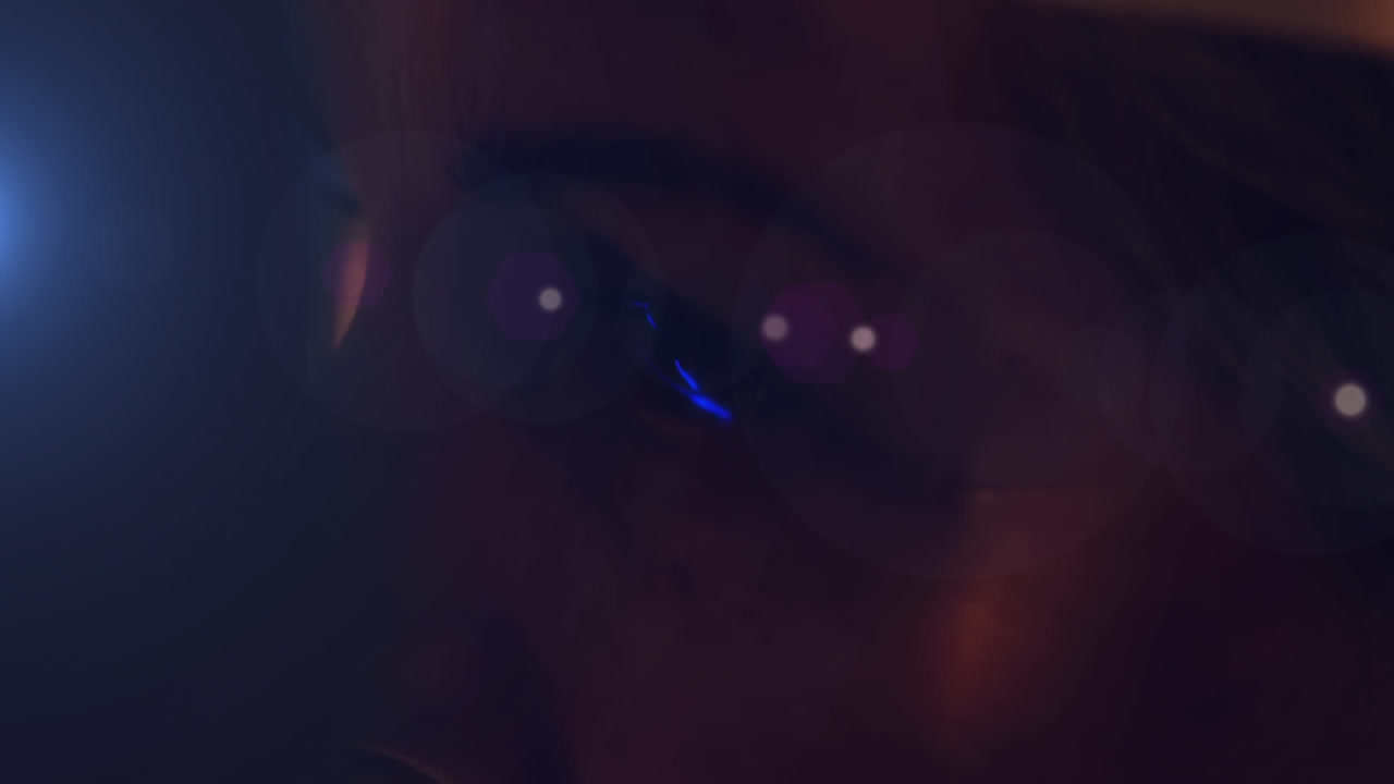 puntos de luz contra la mujer que se revisa los ojos