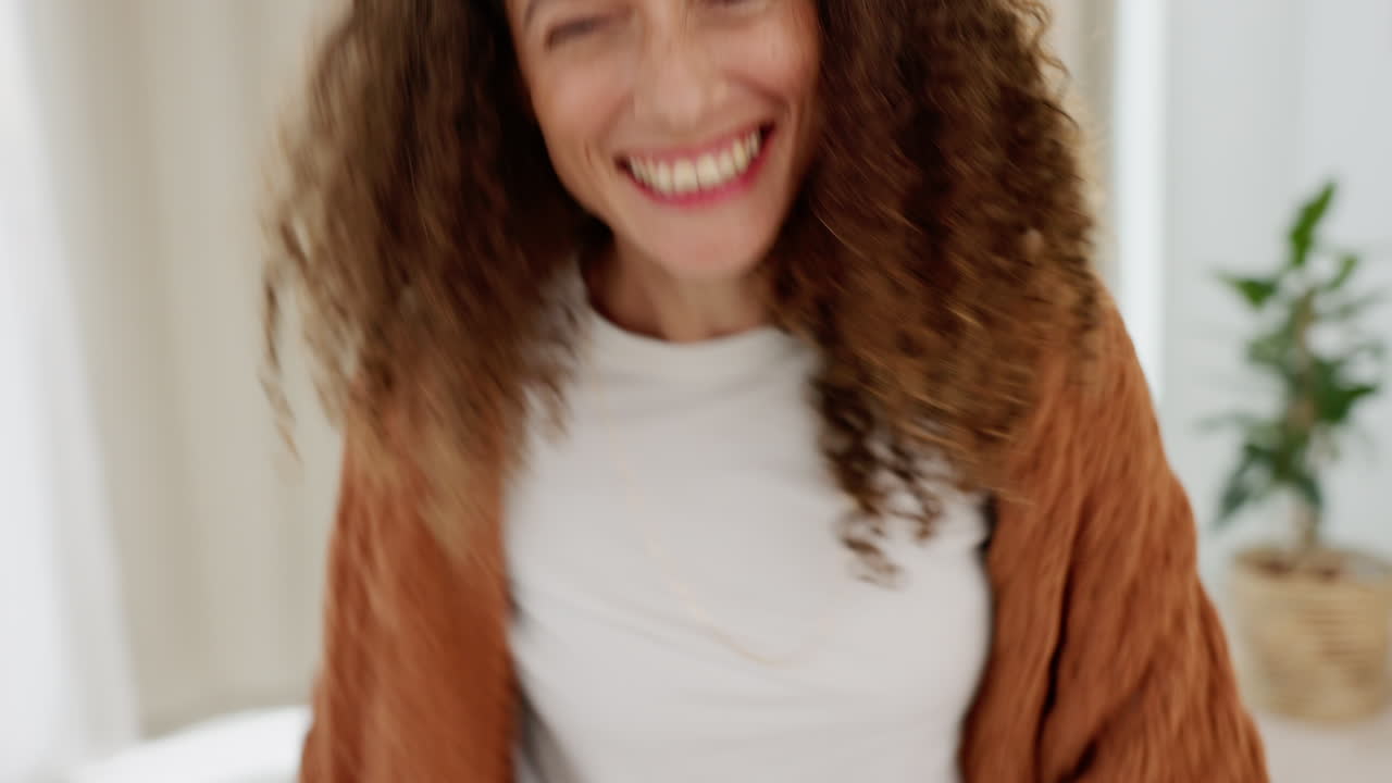 feliz, mujer y bailando en alegría lúdica