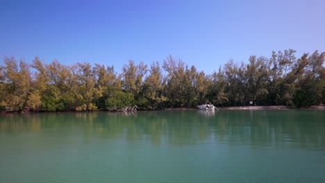 Blick-Auf-Miami-Von-Einem-Boot-Aus,-Das-In-Einer-Bucht-Vor-Anker-Liegt