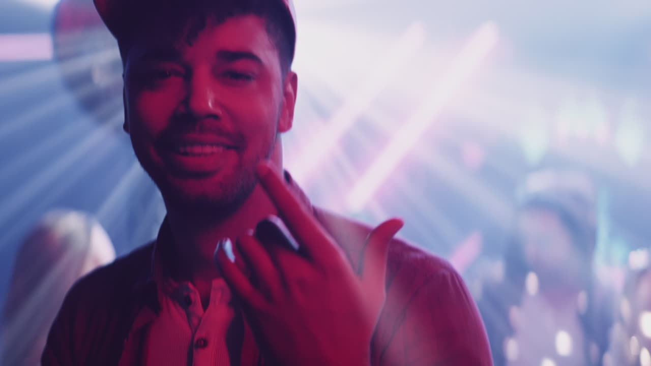 hombre bailando en un club nocturno