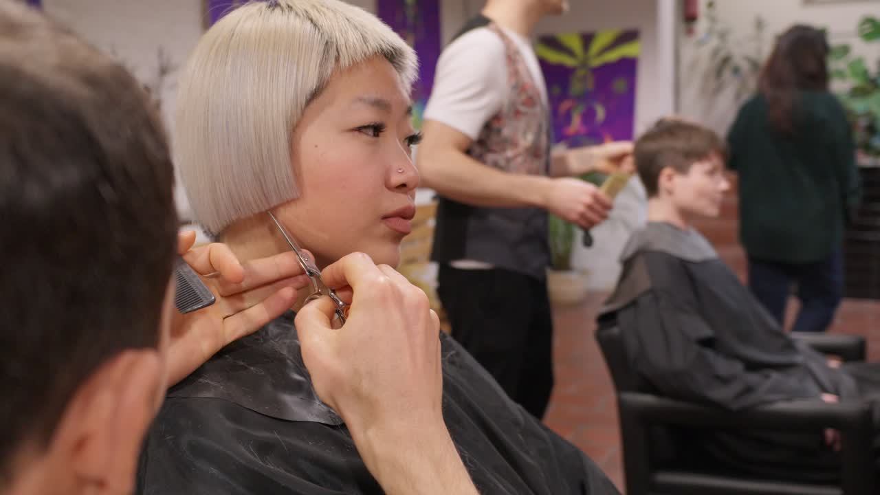 미용실에서 헤어스타일