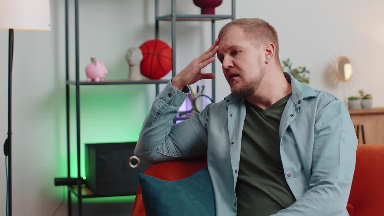 hombre adulto en casa sufre de una situación injusta problema, ruptura, depresión, sentirse mal, impotencia