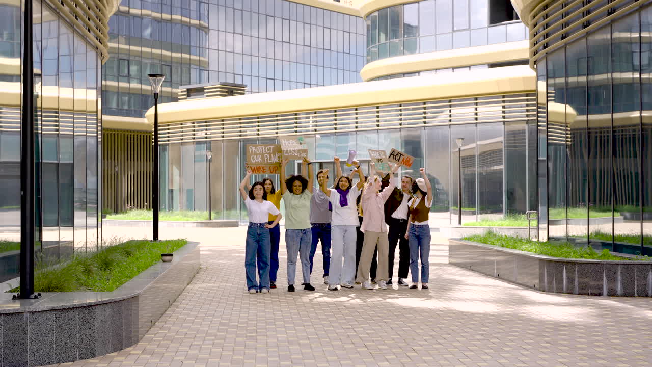 금융 지구 1에 항의하는 다문화 사람들의 그룹