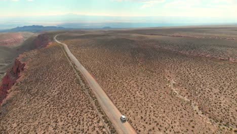 Hermoso-Camino-Del-Desierto-Cerca-De-Un-Acantilado-En-El-Desierto