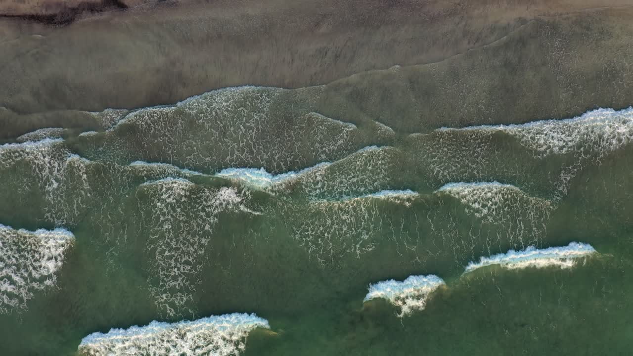 playa de olas abstractas en vista desde arriba.