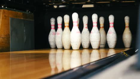pines de bolos en una pista de bolos