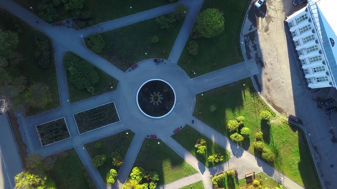 vista aérea de un parque con una plaza central