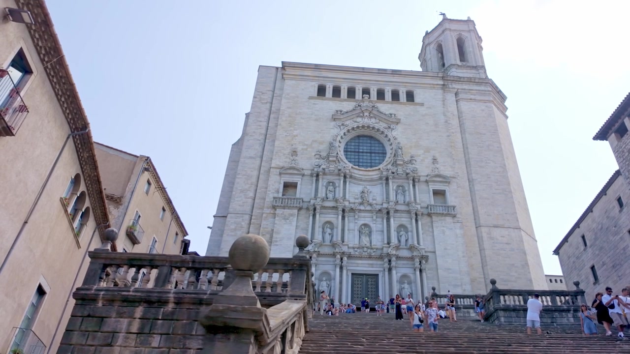 Turisti che visitano la facciata barocca della Cattedrale di Girona in Spagna