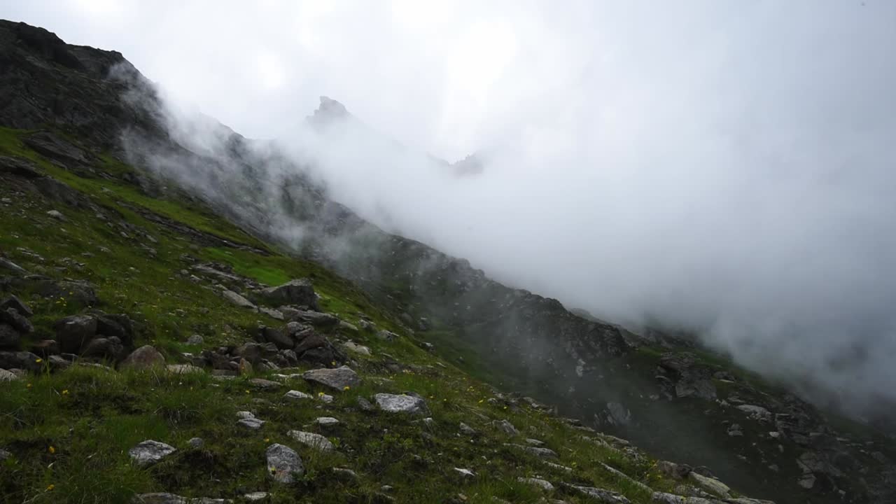 콜레 드 로 (colle di turlo) 의 높은 경사에서 구름이 떠다니며 이탈리아의 평온한 알파인 풍경을 만니다.