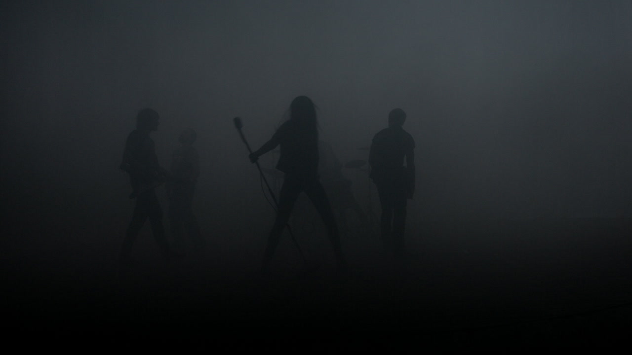 silueta de una banda de música rock. concierto de rock musical. escenario de un espectáculo de música rock