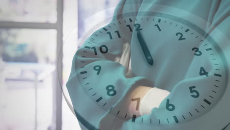 animación del reloj de tic-tac contra la cirujana caucásica con los brazos cruzados en el hospital.