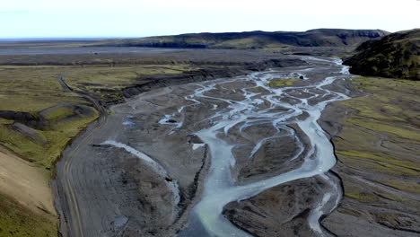 Luftaufnahme-Einer-Vertragsarmen-Landschaft-Des-Breiten-Flussbettes-Des-Gletscherflusses-In-Island