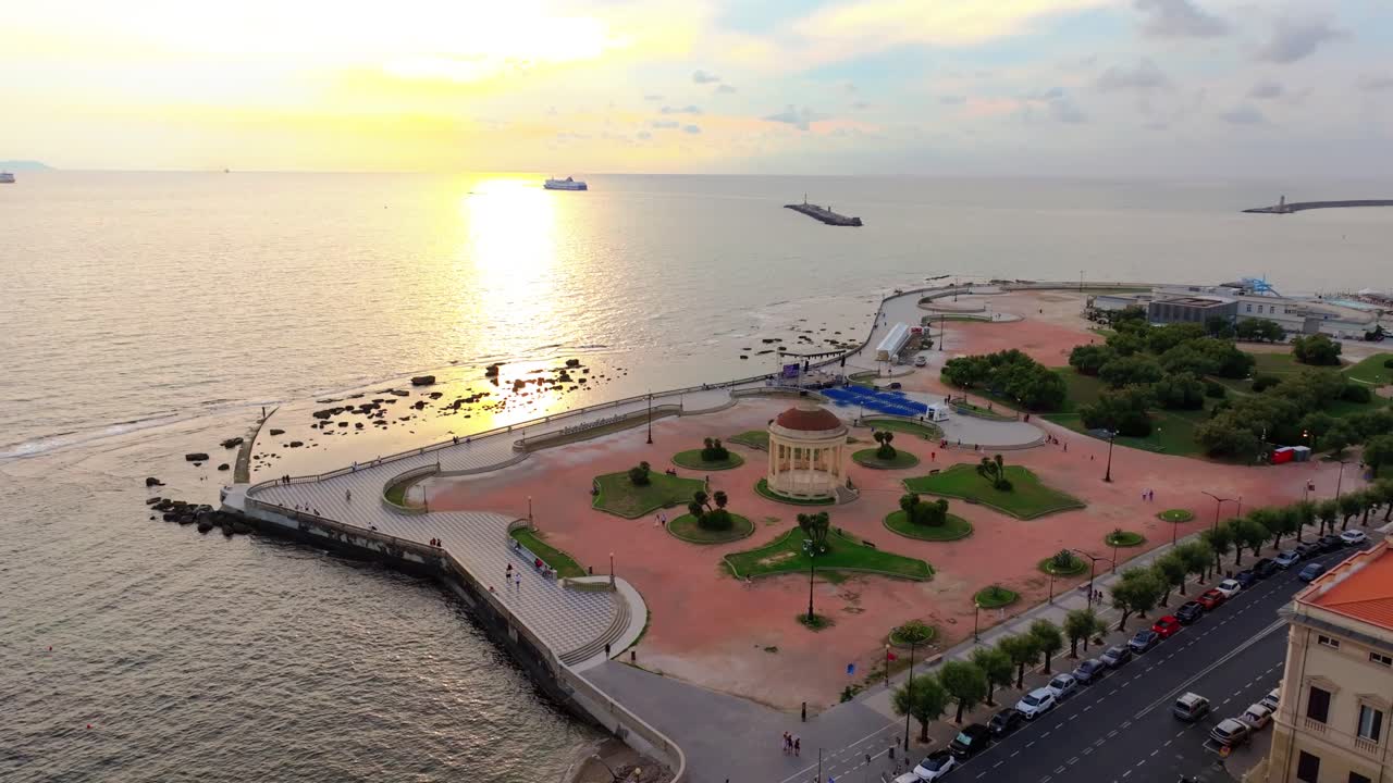 Romantico tramonto toscano vicino al Gazebo della Terrazza Mascagni nella Livorno costiera, Italia, città portuale storica e moderna.