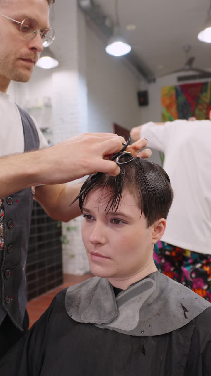 Taglio di capelli in un salone di parrucchieri